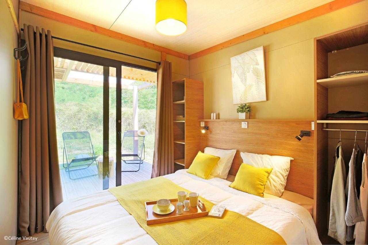 Camping Des Loisirs Evron Hotel Eksteriør billede