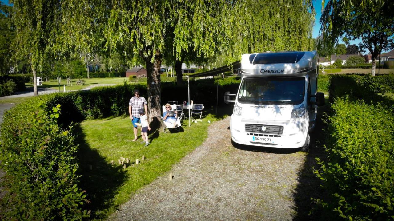 Camping Des Loisirs Evron Hotel Eksteriør billede